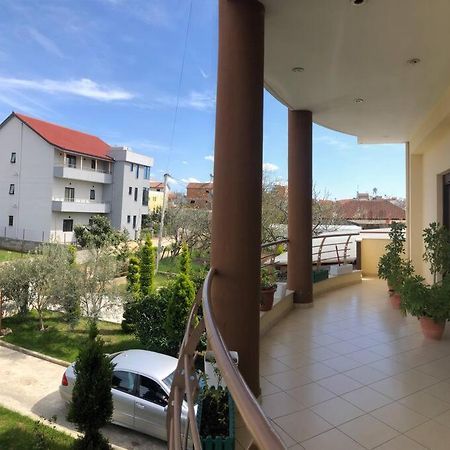 Villa Uklala Kamez Exteriör bild